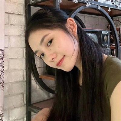 她在这里